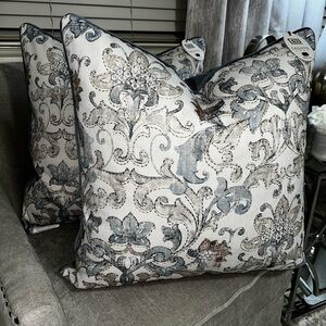 1-NWT CALLISTO HOME FLORAL GOLD EMBROIDERED DESIGN DECORATIVE PILLOW